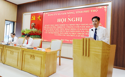 Đồng chí Nguyễn Tuấn Ngọc - Phó Bí thư Thường trực Đảng ủy phát biểu tại hội nghị