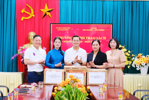 Trao 200 đầu sách cho Trường Tiểu học Tam Nông