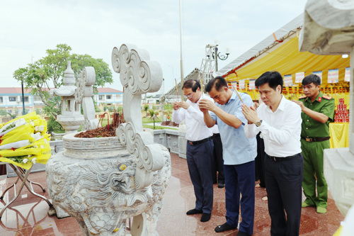 Các đại biểu dâng hương tại Đài tưởng niệm các Anh hùng Liệt sĩ