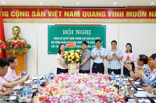 Ông Trương Việt Phương và Bà Bùi Thị Liễu - Phó Giám đốc Chi nhánh Ngân hàng CSXH tỉnh Phú Thọ tặng hoa chúc mừng Ban đại diện HĐQT Ngân hàng CSXH các xã: Tam Nông, Vạn Xuân, Thọ Văn và Hiền Quan