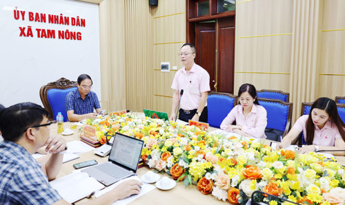 Đồng chí Hoàng Văn Dũng - - Bí thư Đảng uỷ, Giám đốc Phòng Giao dịch Ngân hàng CSXH Tam Nông phát biểu tại hội nghị