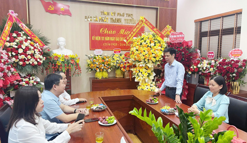 Đồng chí Nguyễn Tuấn Ngọc - Phó Bí thư Thường trực Đảng ủy xã Tam Nông phát biểu chúc mừng Báo và PTTH Phú Thọ