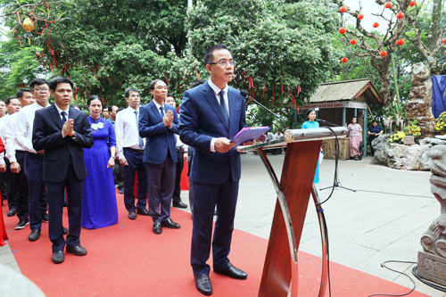 Đồng chí Quách Hải Lý - Bí thư Đảng ủy, Chủ tịch HĐND xã Tam Nông kính cáo trước anh linh các Vua Hùng