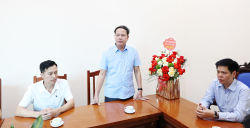 Đồng chí Phạm Hồng Ty - ĐUV, Giám đốc Trung tâm Dịch vụ sự nghiệp công phát biểu cảm ơn.