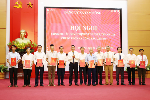 Đồng chí Quách Hải Lý - Bí thư Đảng ủy, Chủ tịch HĐND xã trao Quyết định cho 12 đồng chí Bí thư Chi bộ 12 Thôn mới