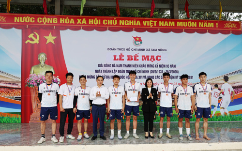 Đồng chí Nguyễn Ngọc Minh và đồng chí Cao Thị Thu Phương - UVBTV, Phó Chủ tịch UBND xã trao Huy chương Đồng cho đội bóng FC Thượng Nông