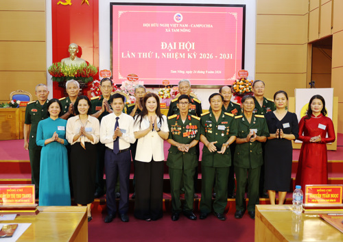 Các đại biểu chụp ảnh lưu niệm với 7 đồng chí trong BCH Hội khóa I nhiệm kỳ 2026-2031