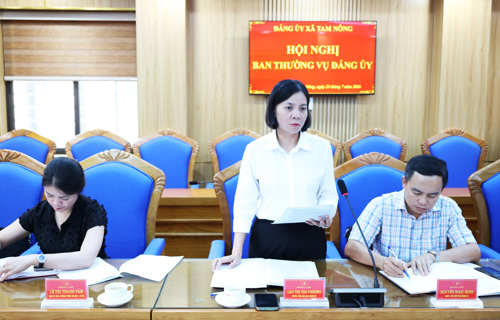 Đồng chí Cáo Thị Thu Phương - UVBTV, Phó Chủ tịch UBND xã phát biểu tại hội nghị