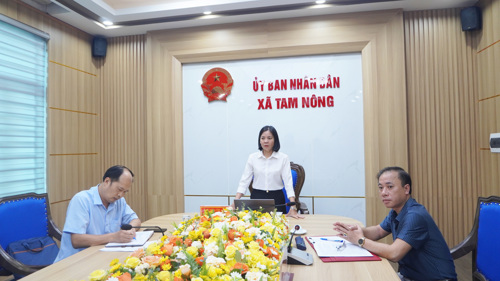 Đồng chí Cao Thị Thu Phương - Ủy viên BTV Đảng ủy, Phó Chủ tịch UBND xã phát biểu tại hội nghị