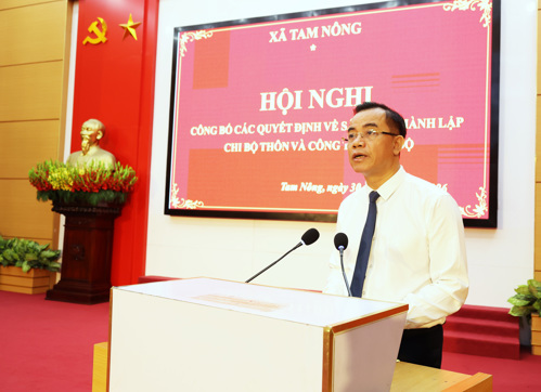 Đồng chí Quách Hải Lý - Bí thư Đảng ủy, Chủ tịch HĐND xã phát biểu giao nhiệm vụ