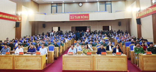 Các đại biểu tham gia chương trình tặng quà và giao lưu văn nghệ