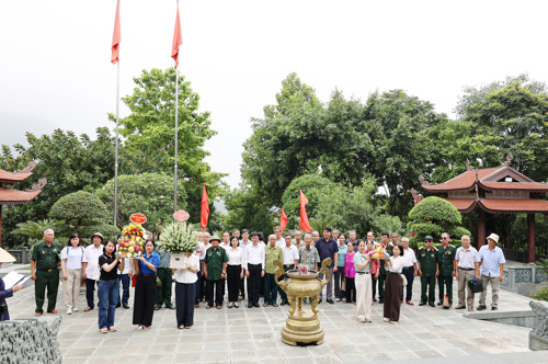 Thành kính làm lễ trước Nhà tưởng niệm Bác Hồ
