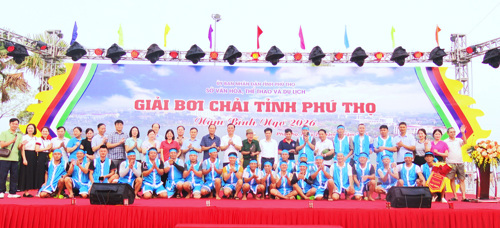 Các đồng chí Thường trực Đảng ủy, HĐND, UBND, UBMTTQ và lãnh đạo các phòng ban, cơ quan xã Tam Nông chúc mừng Đội Chải xã Tam Nông