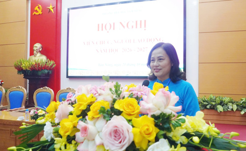 Cô giáo Hà Thị Thanh Hương - Hiệu trưởng Trường Tiểu học Tam Nông phát biểu tại hội nghị