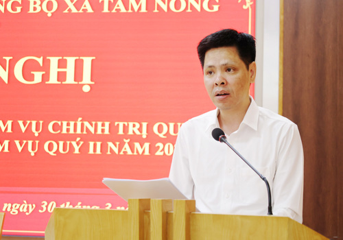 Đồng chí Nguyễn Tuấn Ngọc - PBT Thường trực Đảng ủy xã phát biểu tại hội nghị