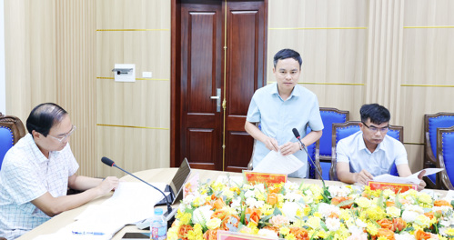 Đồng chí Nguyễn Ngọc Minh - UVBTV, Phó Chủ tịch UBND xã phát biểu tại hội nghị