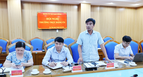 Đồng chí Thiều Quang Lập - UVBTV, Trưởng Công an xã phát biểu tại hội nghị