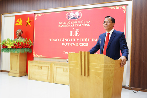 Đồng chí Quách Hải Lý – Bí thư Đảng ủy, Chủ tịch HĐND xã phát biểu chúc mừng