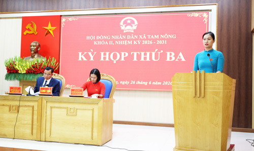 Đồng chí Nguyễn Thị Minh Thu - UVBTV, Chủ Nhiệm UBKT Đảng ủy, Trưởng Ban KTNS HĐND xã phát biểu tại kỳ họp