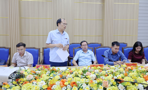 Lãnh đạo Trung tâm Phục vụ Hành chính công xã phát biểu ý kiến về thực hiện NQ57