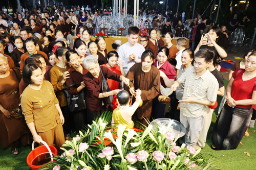 Các đại biểu cùng Phật tử và Nhân dân thực hiện nghi thức "Tắm Phật"