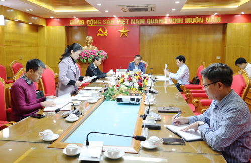 Thường trực Đảng ủy nghe Phòng Văn hóa - Xã hội báo cáo