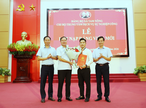 Trao Quyết định và tặng hoa chúc mừng Đảng viên Trịnh Quang Toàn