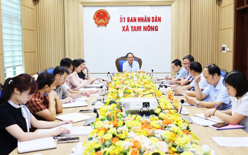 Chủ tịch UBND xã nghe các đơn vị chuyên môn báo cáo
