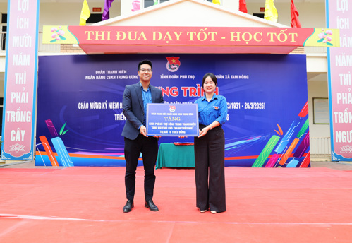 Đoàn NHCSXH Trung ương tặng quà cho Đoàn xã Tam Nông