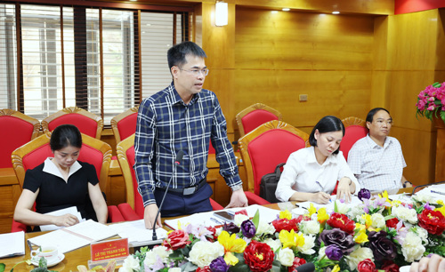 Đồng chí Lê Trần Bình - ĐUV, Trưởng phòng Kinh tế phát biểu tại hội nghị