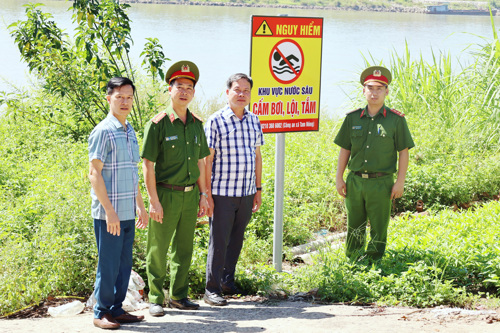 Biển cấm được lắp đặt tại lối lên xuống Phà Trung Hà cũ khu 12 (Dân Quyền) xã Tam Nông