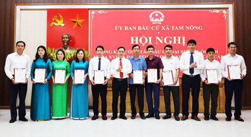 Trao giấy chứng nhận đại biểu HĐND xã Tam Nông khoá II, nhiệm kỳ 2026-2031