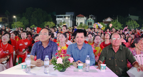 Các đồng chí lãnh đạo xã và đông đảo quần chúng Nhân dân đến xem và cổ vũ