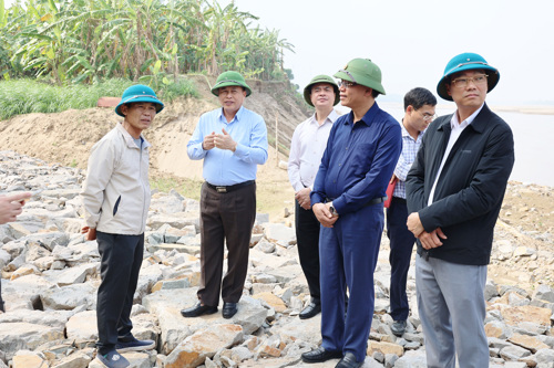 Đồng chí Đinh Công Sứ - Phó Chủ tịch UBND tỉnh Phú Thọ kiểm tra trực tiếp tại điểm xử lý sạt lở khu 12 Hương Nộn xã Tam Nông