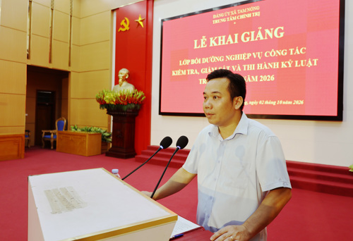 Đồng chí Đặng Quang Hưng - ĐUV, Giám đốc Trung tâm Chính trị xã Tam Nông phát biểu tại lớp tập huấn