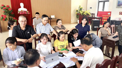 Lãnh đạo xã Tam Nông chỉ đạo tại các điểm chi trả