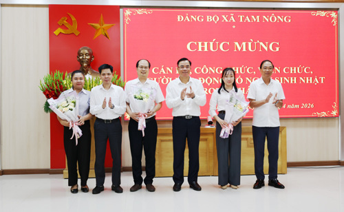 Các đồng chí lãnh đạo xã tặng hoa chúc mừng các đồng chí có ngày sinh trong tháng 4