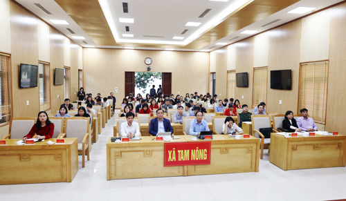 Các đại biểu của xã Tam Nông tham gia hội nghị trực tuyến