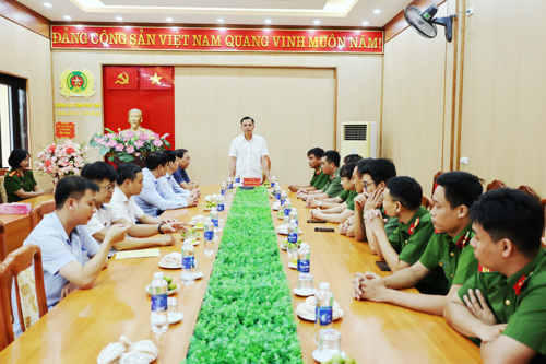 Đoàn công tác của Đảng ủy, HĐND, UBND, UBMTTQ xã Tam Nông do đồng chí Quách Hải Lý - Bí thư Đảng ủy, Chủ tịch HĐND xã làm Trưởng đoàn đến thăm và chúc mừng lực lượng Công an xã nhân kỷ niệm 81 năm ngày truyền thống