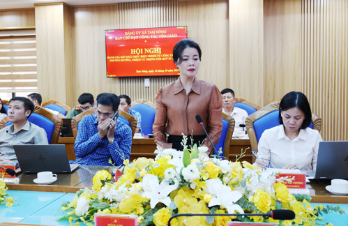 Lãnh đạo Phòng VH-XH báo cáo tại hội nghị