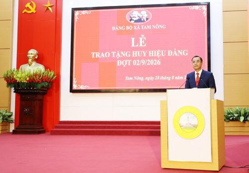 Đồng chí Quách Hải Lý - Bí thư Đảng ủy, Chủ tịch HĐND xã phát biểu tại buổi Lễ