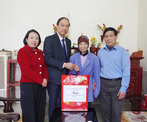 Chủ tịch UBND xã Đỗ Hùng Sơn trao quà cho bà Phạm Thị Tài khu 13 Dân Quyền