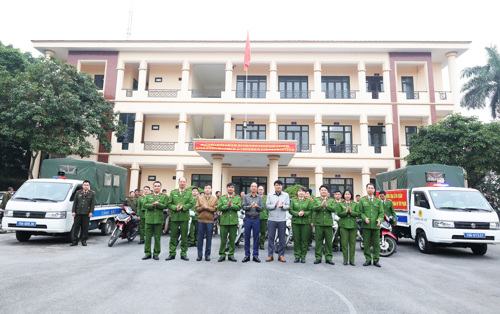 Đồng chí Đỗ Hùng Sơn - Phó Bí thư Đảng ủy, Chủ tịch UBND xã Tam Nông chụp ảnh lưu niệm với lực lượng Công an xã