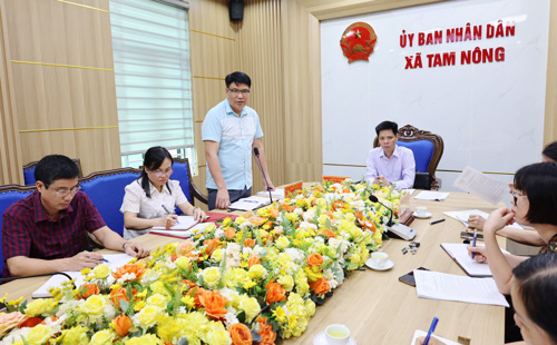 Đồng chí Nguyễn Khắc Long - UVBTV, Chủ tịch UBMTTQ xã phát biểu tại hội nghị