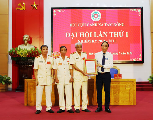 Đồng chí Đỗ Hùng Sơn - Phó Bí thư Đảng ủy, Chủ tịch UBND xã trao Quyết định tại Đại hội