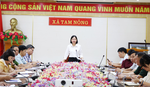 Đồng chí Cao Thị Thu Phương - UVBTV, Phó Chủ tịch UBND xã Tam Nông chủ trì hội nghị phát biểu ý kiến chỉ đạo
