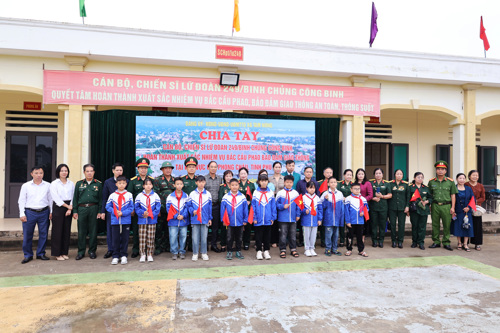 Đảng ủy, Chính quyền và Nhân dân xã Tam Nông chia tay cán bộ, chiến sỹ Lữ đoàn 249 trở về đơn vị sau khi hoàn thành xuất sắc nhiệm vụ.