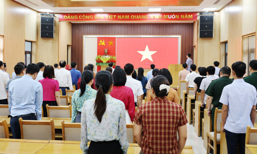 Cán bộ, công chức viên chức và người lao động xã Tam Nông thực hiện nghi lễ chào cờ