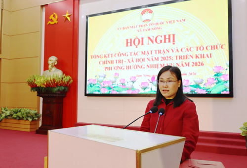 Đồng chí Nguyễn Thị Hồng Tám - ĐUV, PCT UBMTTQ, Chủ tịch Hội LHPN xã phát biểu