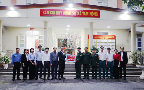 Đồng chí Quách Hải Lý - Bí thư Đảng ủy, Chủ tịch HĐND xã cùng đoàn công tác đến thăm, động viên và chúc tết Ban Chỉ huy Quân sự xã Tam Nông